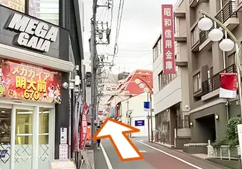 昭和信用金庫前の緩やかな坂道の進行方向を示した地図