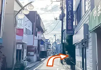 SAPIXの角を右に曲がる進行方向を示した地図