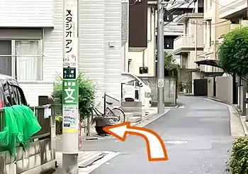 電信柱の看板を目印に左に曲がる進行方向を示した地図