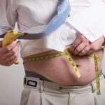 ウエストを測る男性