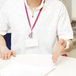 内容を説明している男性