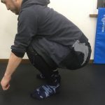 ヤンキー座りをしている男性