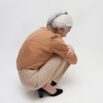 しゃがみこんでいるシニア女性