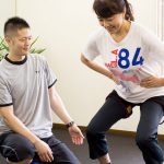 加圧トレーニングをしている女性とトレーナー