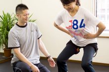加圧トレーニングをしている女性とトレーナー