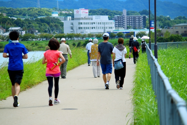 川沿いの道路で運動する人たち