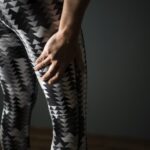 ハムストリングを触る女性