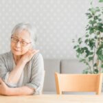 肩が痛い女性
