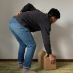 荷物を持とうとする男性