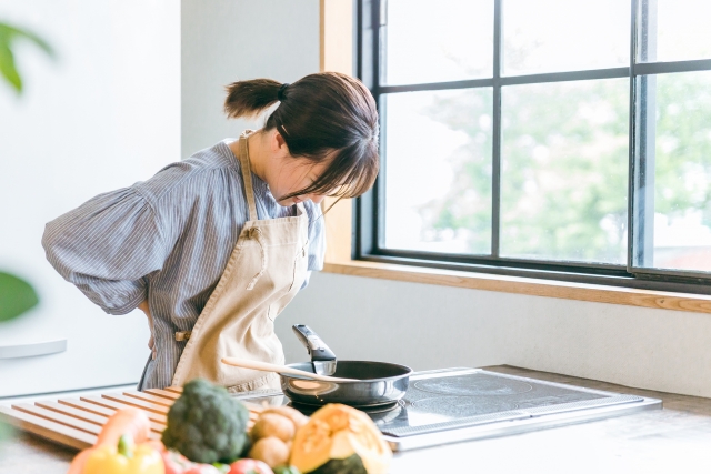 料理中にギックリ腰になる女性