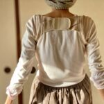 猫背矯正グッズを使う女性
