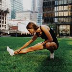 ストレッチする女性