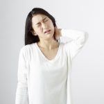 肩こりに悩む女性