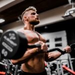 バーベルカールをする男性