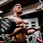 バーベルカールをする男性