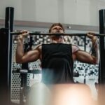 バーベルプレスをする男性