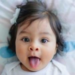あっかんべ～をする赤ちゃん