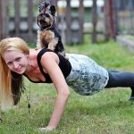犬とトレーニングしている女性
