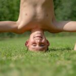 逆立ちする男の子