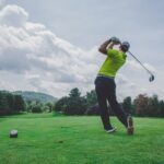 ゴルフのスイングをする男性