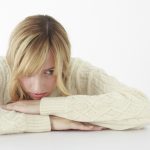落ち込んでいる女性