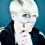 虫眼鏡で覗く女性