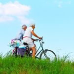 サイクリングする老夫婦