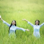 伸びをする女性