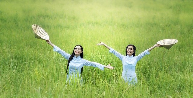 伸びをする女性