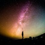 空を見上げる男性