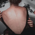 女性の背中