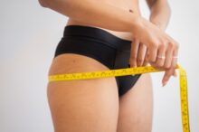 ヒップサイズを測る女性