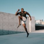 ニーアップする男性