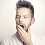 あくびする男性
