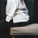 座っている女性