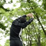 ストレッチする男性