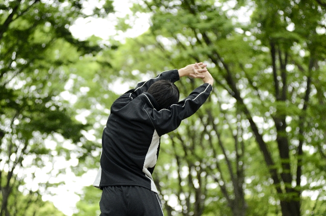 ストレッチする男性