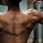 チンニングをする男性