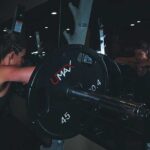 トレーニングする女性
