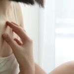 身体に触れる女性