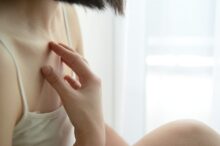 身体に触れる女性