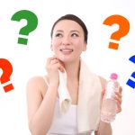 考え事をする女性