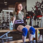 トレーニングベルトをする女性