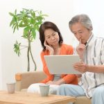 悩むシニア夫婦