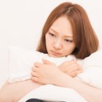悩んでいる女性