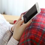 スマートフォンを使う女性