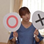 どちらかを選択する女性