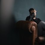 悩んでいる男性