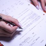 申込書を書く人の手元
